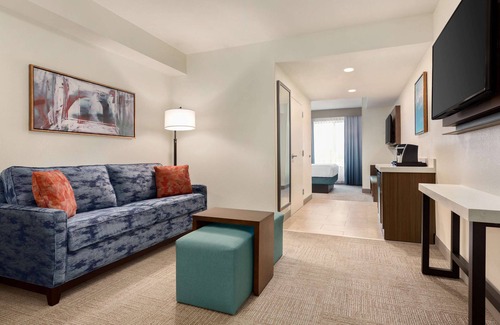 Energy Corridor Hôtel | 2 Connecting Suites with Two Beds and Two Sofabeds at a Full Service Hotel by Suiteness