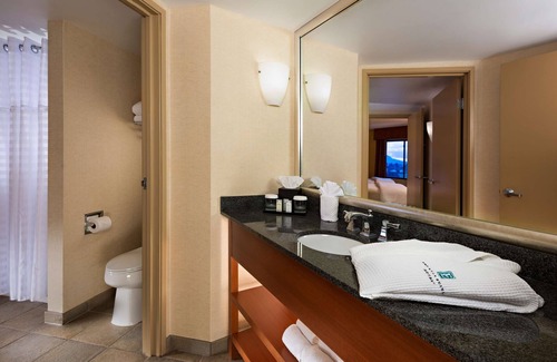 Paradise Village Corporate Center Hôtel | 2 Connecting Suites with Two Beds and Two Sofabeds at a Full Service Hotel by Suiteness