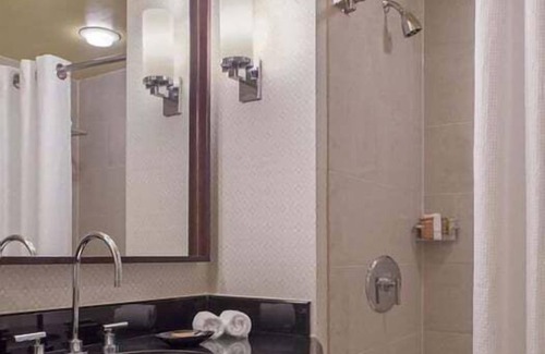 Exchange Place North Hôtel | 2 Connecting Suites with Three Beds at a 4 Star Hotel by Suiteness