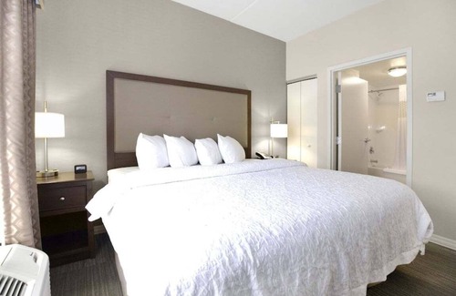 Bairdford Hôtel | 2 Connecting Suites with 2 beds and 1 sofabed at a Full Service Hotel by Suiteness