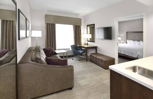 Bairdford Hôtel | 2 Connecting Suites with 2 beds and 1 sofabed at a Full Service Hotel by Suiteness