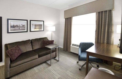 Bairdford Hôtel | 2 Connecting Suites with 2 beds and 1 sofabed at a Full Service Hotel by Suiteness