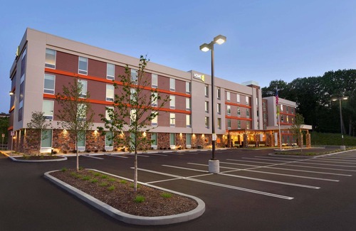 McCandless Township Appartement | 2 Connecting Suites with 2 beds and 2 sofabeds at a Full Service Hotel by Suiteness