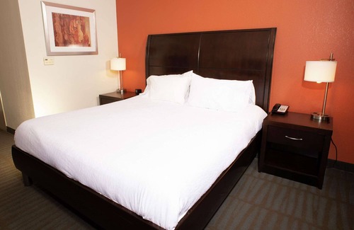 Springfield Hôtel | 2 Connecting Suites with Two Beds and Two Sofabeds at a Full Service Hotel by Suiteness