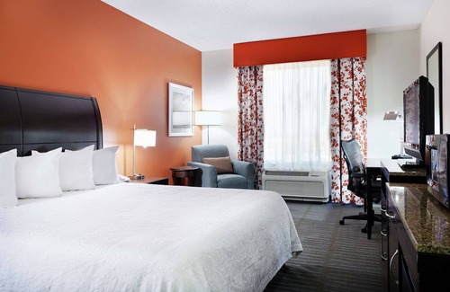 Springfield Hôtel | 2 Connecting Suites with Two Beds and Two Sofabeds at a Full Service Hotel by Suiteness