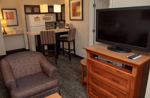 Vance Jackson Appartement | 2 Convenient Suites with Full Kitchens! A quick drive away from San Antonio Zoo!