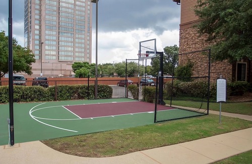 Vance Jackson Appartement | 2 Convenient Suites with Full Kitchens! A quick drive away from San Antonio Zoo!