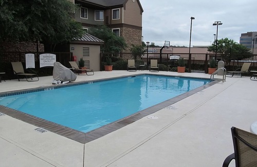 Vance Jackson Appartement | 2 Convenient Suites with Full Kitchens! A quick drive away from San Antonio Zoo!