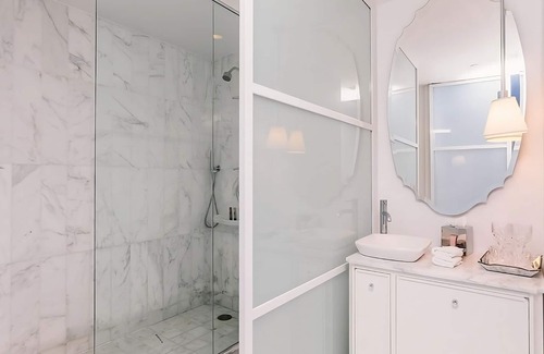 SoHo Hôtel | 2 Convenient Units! Parking, Pets Allowed, Close to Elizabeth Street Garden!