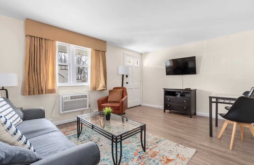 Beverly Hôtel | 2 Double Rooms | The Beverly Hotel | w/Kitchen & Close to Dane Street Beach