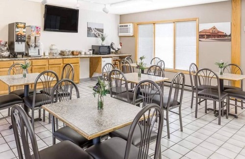 Atlantic Hôtel | 2 Efficient Rooms w/ Free Breakfast, Ideal for Business Travelers just off Hwy 6