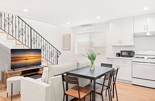 Alhambra Maison | 2 Floor, 3-bedroom house in awesome Alhambra w/AC, WIFI and Garage Parking