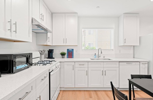 Alhambra Maison | 2 Floor, 3-bedroom house in awesome Alhambra w/AC, WIFI and Garage Parking