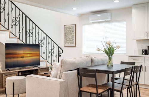 Alhambra Maison | 2 Floor, 3-bedroom house in awesome Alhambra w/AC, WIFI and Garage Parking
