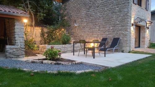 Dun-sur-Meuse Maison | 2 Gites dans les remparts à Dun sur Meuse