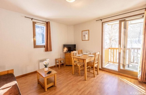 Les Bottieres Maison | 2 Group & Family-Sized Units with Kitchenettes | Pet-Friendly | Steps to Slopes