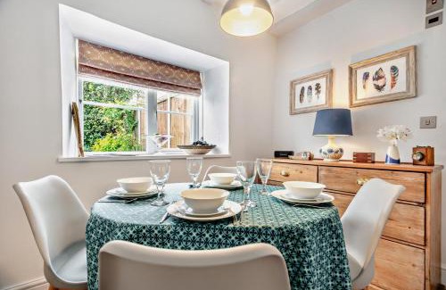 Weybourne Maison | 2 Hammond Square