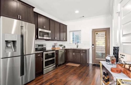 Edgehill Maison | 2 Homes｜Downtown, 24 guests｜5 min to Broadway!