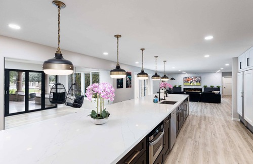 Paradise Valley Village Villa | 2 Homes in 1 l Pickleball l Speakeasy l Gym l Pool