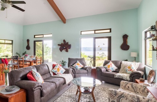 Tronadora Maison | Stunning Lake, Volcano, Mountainside Views with Chef's Kitchen!