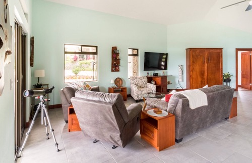 Tronadora Maison | Stunning Lake, Volcano, Mountainside Views with Chef's Kitchen!