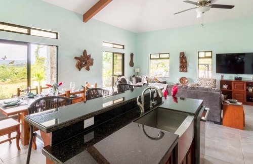 Tronadora Maison | Stunning Lake, Volcano, Mountainside Views with Chef's Kitchen!
