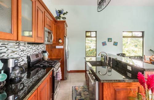 Tronadora Maison | Stunning Lake, Volcano, Mountainside Views with Chef's Kitchen!