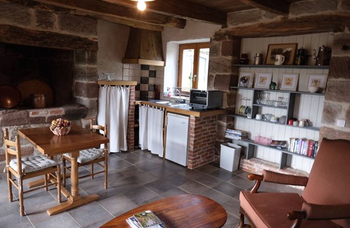 Saint-Cyr-la-Roche Maison | 2 maisons avec piscine et jardin, pour des vacances au calme.