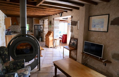 Saint-Cyr-la-Roche Maison | 2 maisons avec piscine et jardin, pour des vacances au calme.