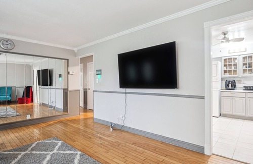 Elmhurst Maison | 2 King Bdrms and 1 Queen Bdrm! 20 minutes to O'Hare Airport! Parks and Shopping!