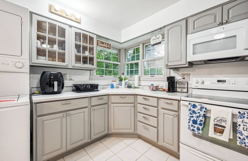 Elmhurst Maison | 2 King Bdrms and 1 Queen Bdrm! 20 minutes to O'Hare Airport! Parks and Shopping!