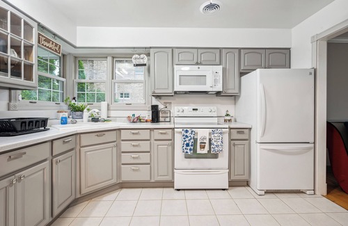 Elmhurst Maison | 2 King Bdrms and 1 Queen Bdrm! 20 minutes to O'Hare Airport! Parks and Shopping!