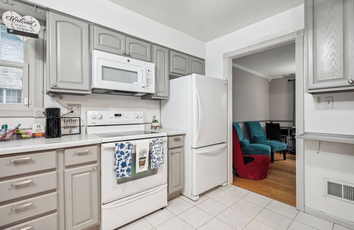 Elmhurst Maison | 2 King Bdrms and 1 Queen Bdrm! 20 minutes to O'Hare Airport! Parks and Shopping!