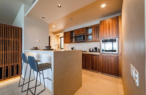 Centro Copropriété | 2 King Bed Suites, Ocean Views & Beach Access