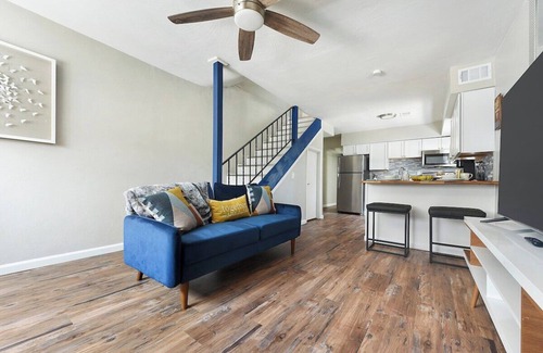 Bloomfield Maison | 2 King Beds~Parking~Central~10 min to DT