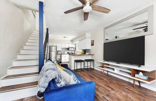 Bloomfield Maison | 2 King Beds~Parking~Central~10 min to DT