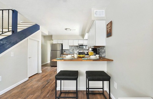 Bloomfield Maison | 2 King Beds~Parking~Central~10 min to DT