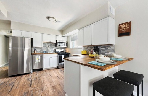 Bloomfield Maison | 2 King Beds~Parking~Central~10 min to DT