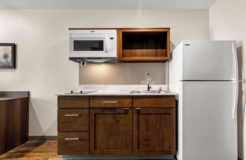 Dupont Hôtel | 2 Kitchen-Equipped Units in Commerce City – 15 Min to Central Denver Attractions