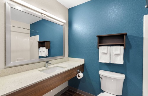 Dupont Hôtel | 2 Kitchen-Equipped Units in Commerce City – 15 Min to Central Denver Attractions