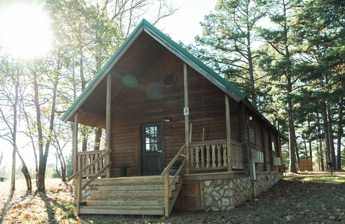 Hattieville Cabine | 2 Lakeside : Charming 2-bedroom cabin with AC, WiFi in welcoming Solgohachia