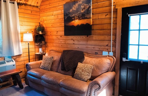 Hattieville Cabine | 2 Lakeside : Charming 2-bedroom cabin with AC, WiFi in welcoming Solgohachia
