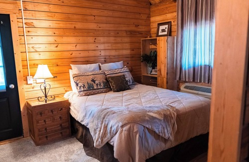Hattieville Cabine | 2 Lakeside : Charming 2-bedroom cabin with AC, WiFi in welcoming Solgohachia