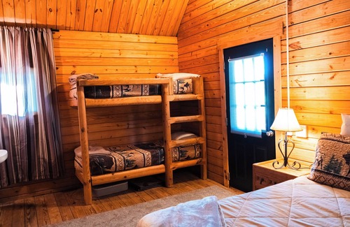 Hattieville Cabine | 2 Lakeside : Charming 2-bedroom cabin with AC, WiFi in welcoming Solgohachia