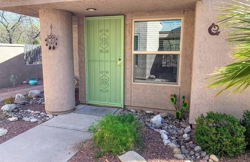 Old Fort Lowell Maison | 2 Master bedrooms - Serene Neighborhood - Close to TMC and The Loop