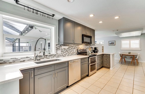 Yacht Club Maison | 2 Mi to Beach: Canal-Front Retreat in Cape Coral!