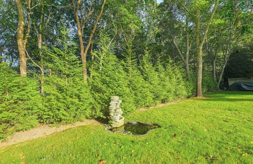 Wainscott Woods Maison | 2 Mi to Beach: Dog-Friendly Home in Wainscott!