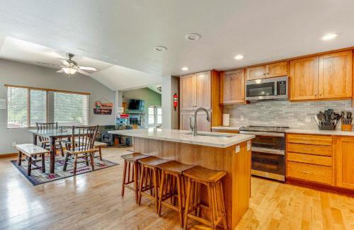 Estes Park Maison | 2 Mi to Downtown Home with Hot Tub in Estes Park!