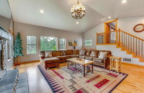 Estes Park Maison | 2 Mi to Downtown Home with Hot Tub in Estes Park!