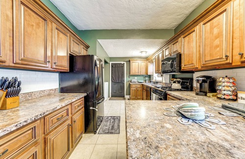 Joliet Appartement | 2 Mi to Dtwn: Spacious Apartment in Joliet